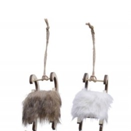 Twee schattige, houten sleetjes met fluffy, beige en witte vachten, hangend aan touw.