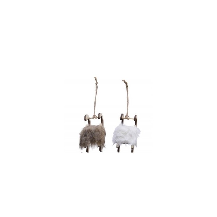 Twee schattige, houten sleetjes met fluffy, beige en witte vachten, hangend aan touw.