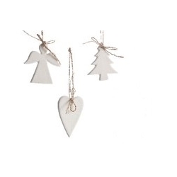 Drie witte kerstdecoraties in de vorm van een engel, kerstboom en hart, met touwtjes eraan.