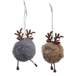 Zachte, pluizige kerstdecoraties met hoorns, in grijs en bruin, aan een touwtje.