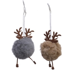 Zachte, pluizige kerstdecoraties met hoorns, in grijs en bruin, aan een touwtje.