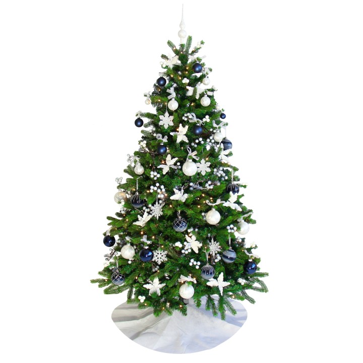 Groene kerstboom versierd met witte en blauwe ballen, sneeuwvlokken en een witte rok.