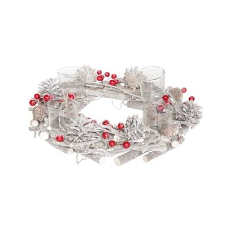 Kerstkrans met witte takken, dennenappels, rode bessen en glazen kaarsenhouders.