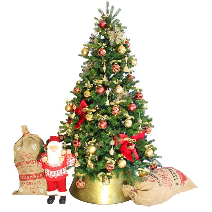 Groene kerstboom versierd met gouden en rode ballen, naast zakken en een kerstmanfiguur.