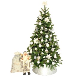 Groene kerstboom versierd met witte en zilveren ornamenten, naast een Sinterklaasfiguur en een zak.