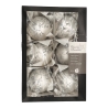 Zes glazen kerstballen in een zwarte doos, wit met zilveren patronen en een elegante uitstraling.