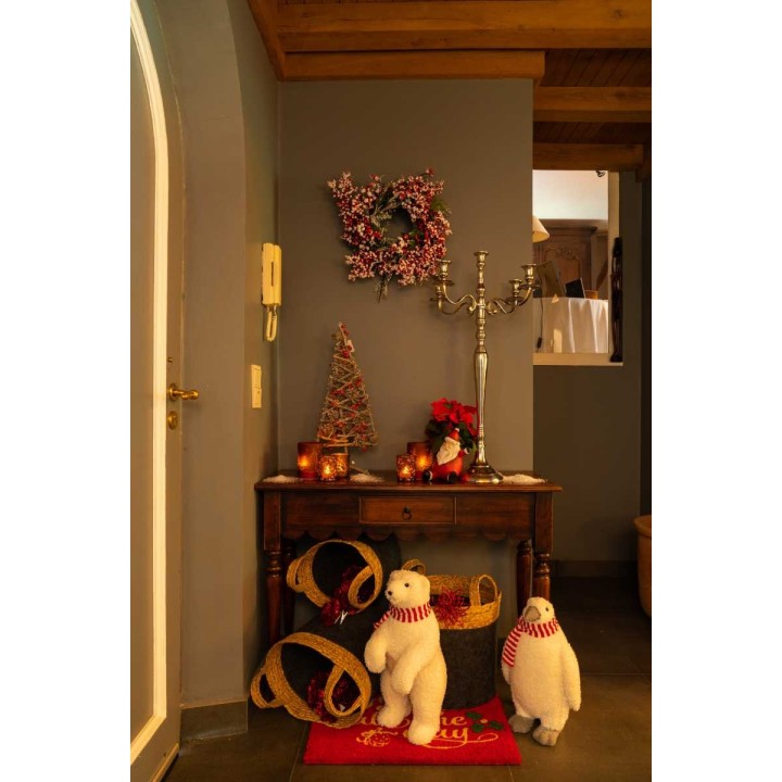 Gezellige entree met kerstdecoraties, schattige sneeuwpoppen en warme kaarslichtjes.