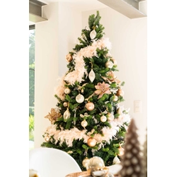 Kerstboom met gouden en roze decoraties, versierd met glanzende ballen en een zachte, pluizige sl...