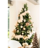 Kerstboom met gouden en roze decoraties, versierd met glanzende ballen en een zachte, pluizige sl...
