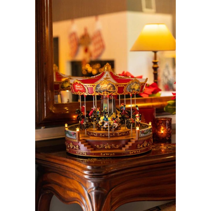 Kleurrijke draaimolen met gedetailleerde figuren op een houten tafel, sfeervol verlicht.
