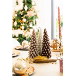 Decoratieve kerstbomen in pastelkleuren op een feestelijk gedekte tafel, met een groene achtergrond.