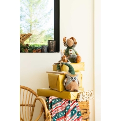 Kerstdecoratie met cadeaus, knuffels en een gezellige sfeer, omringd door natuur.