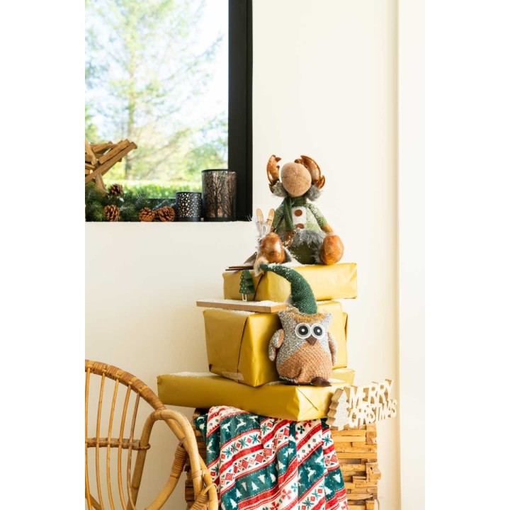 Kerstdecoratie met cadeaus, knuffels en een gezellige sfeer, omringd door natuur.