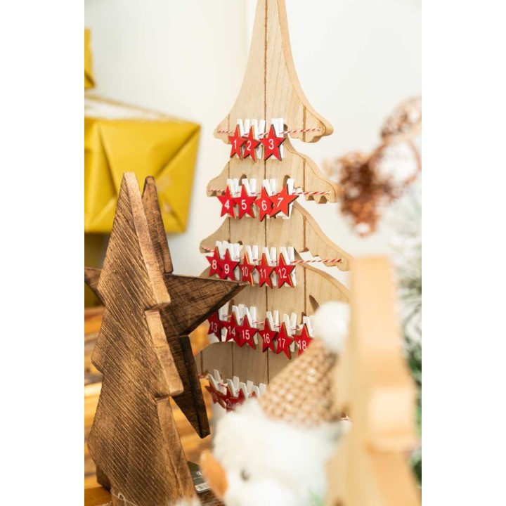 Houten kerstboom met rode sterren en nummers, decoratief voor de feestdagen.