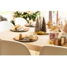 Een feestelijke tafel met gouden decoraties, kerstbomen en glinsterende kaarsen.