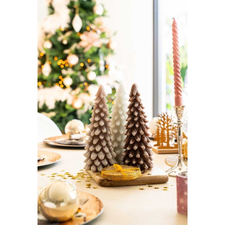 Decoratieve kerstbomen in zachte tinten, omringd door gouden accenten en een feestelijke sfeer.