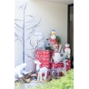 Kerstdecoraties met kleurrijke cadeaus, schattige dieren en een witte boom.