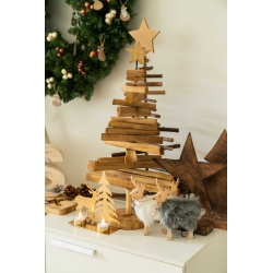 Een houten kerstboom met ster, omringd door decoratieve hertjes en een groene krans.