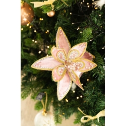 Een glinsterende, roze bloem met gouden randen, versierd met strass, hangt in een groene kerstboom.