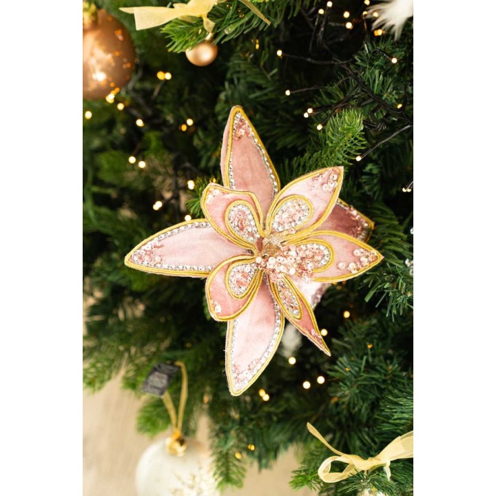 Een glinsterende, roze bloem met gouden randen, versierd met strass, hangt in een groene kerstboom.