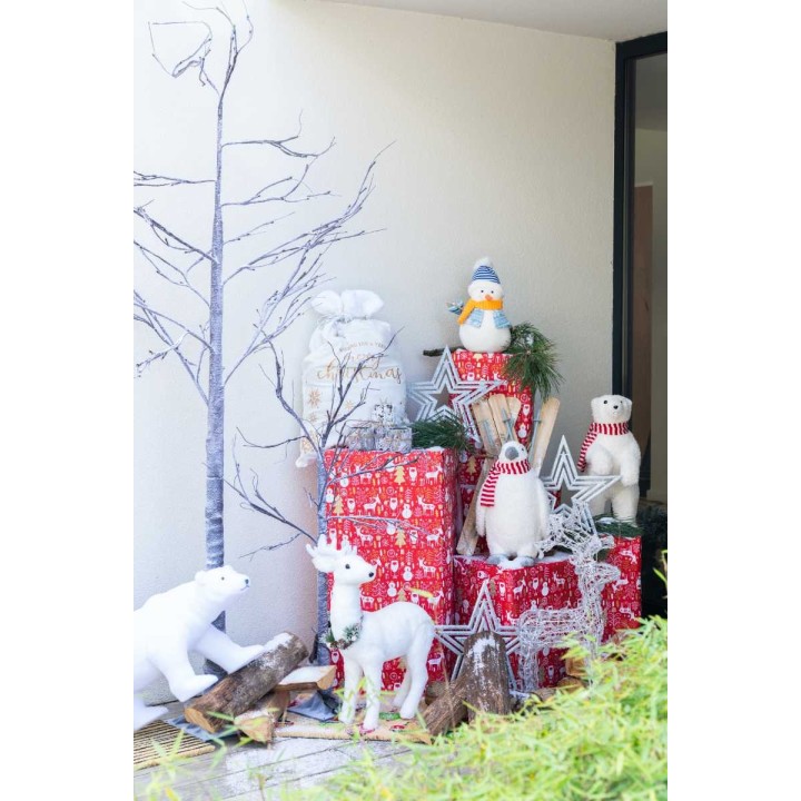 Kerstdecoratie met geschenken, schattige dierenfiguren en een takkenboom in winterse kleuren.