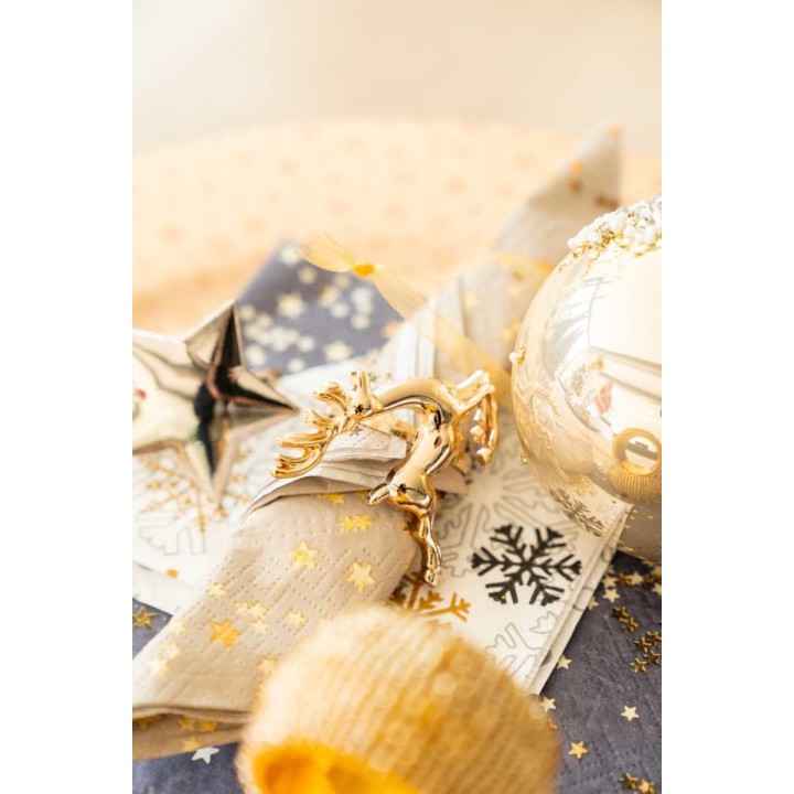 Gouden kerstdecoraties en sterren op een achtergrond van zachte, glinsterende materialen.