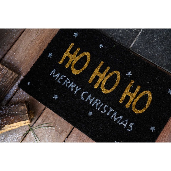 Zwarte deurmat met gouden en witte tekst "HO HO HO MERRY CHRISTMAS" en sterren.