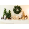 Kerstdecoraties met groene bomen, een krans, houten sterren en gezellige accessoires.