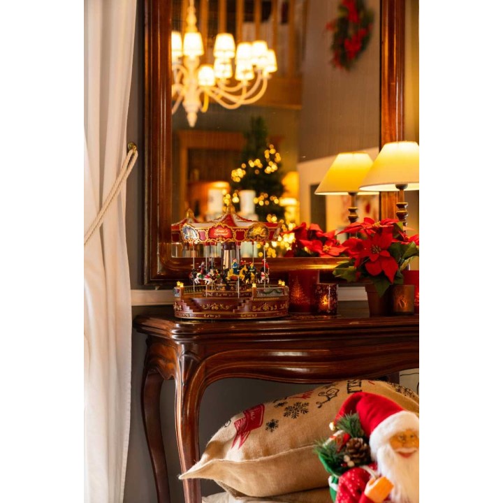 Kerstachtige scène met een houten tafel, een spiegel, lichtjes en een draaiorgel.