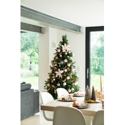 Een sfeervolle kerstboom met roze versieringen in een moderne leefruimte.