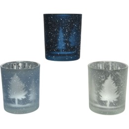 Drie glazen met een sneeuweffect, twee in blauw en één in helder wit, met dennenbomen.
