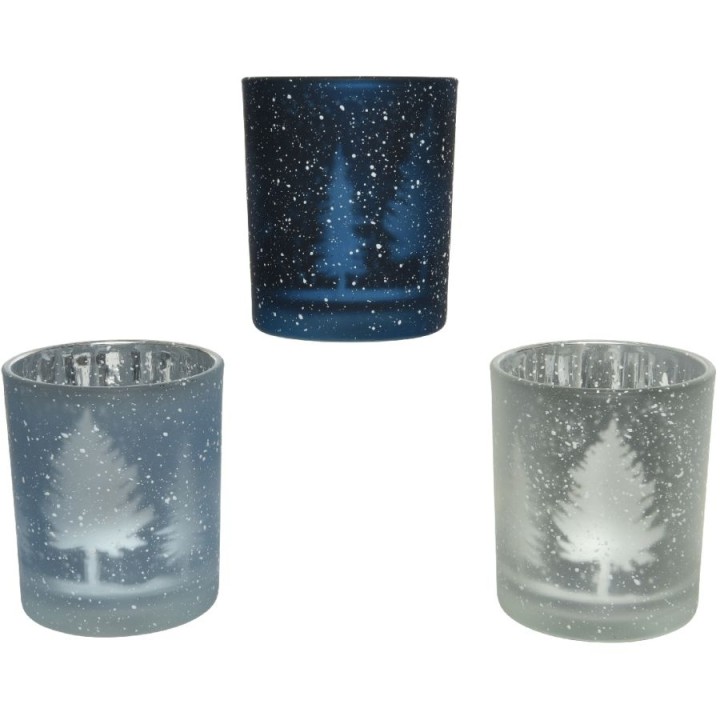 Drie glazen met een sneeuweffect, twee in blauw en één in helder wit, met dennenbomen.