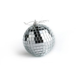 Een glinsterende discobal, bedekt met kleine spiegelachtige vierkantjes, straalt licht.