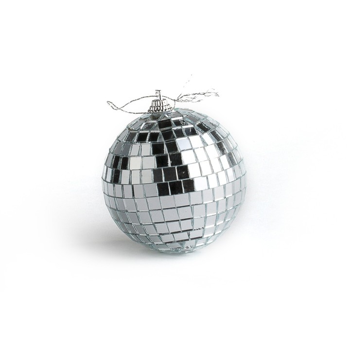 Een glinsterende discobal, bedekt met kleine spiegelachtige vierkantjes, straalt licht.