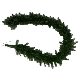 Een groene, kunstmatige kerstguirlande in een golvende vorm met takken.