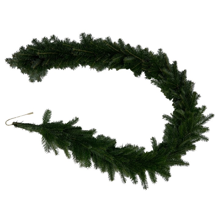 Een groene, kunstmatige kerstguirlande in een golvende vorm met takken.