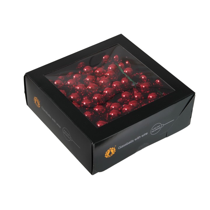 Zwarte doos met doorzichtig venster, gevuld met glanzende, rode chocoladeballen.