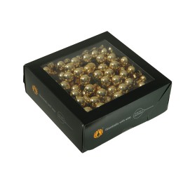 Vierkante doos met een transparant venster, vol glanzende gouden ballen. Elegant en feestelijk.
