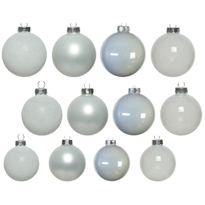 Twaalf kerstballen in verschillende wit- en grijstinten, glanzend en mat, met metalen ophanghaakjes.