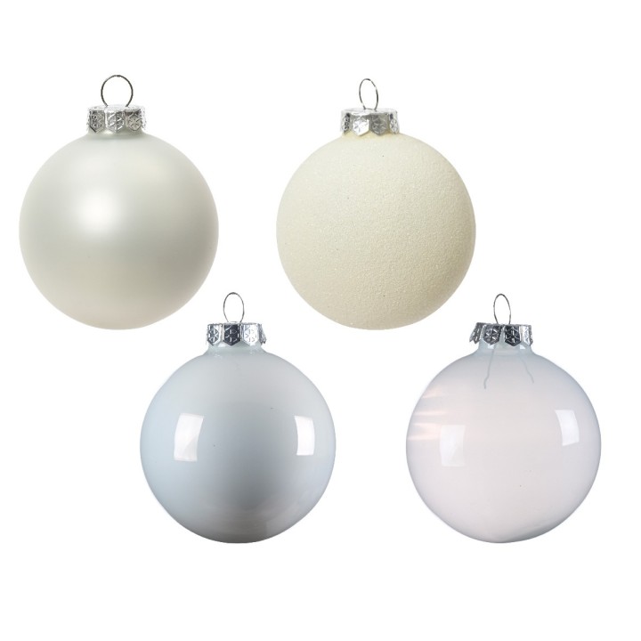 Vier kerstballen in verschillende tinten wit en grijs, met glanzende en matte afwerkingen.