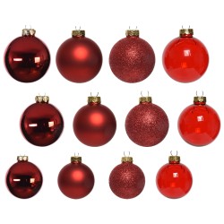 Twaalf kerstballen in verschillende tinten rood, met glanzende, matte en glinsterende afwerkingen.