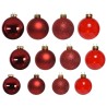 Twaalf kerstballen in verschillende tinten rood, met glanzende, matte en glinsterende afwerkingen.