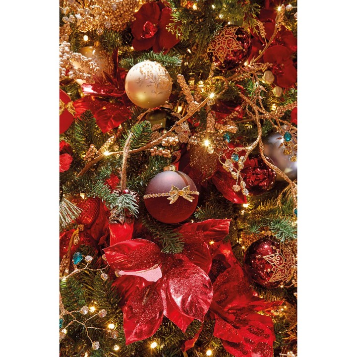 Weelderige kerstboom met rode en gouden ornamenten, glinsterende lichtjes en felgroene takken.