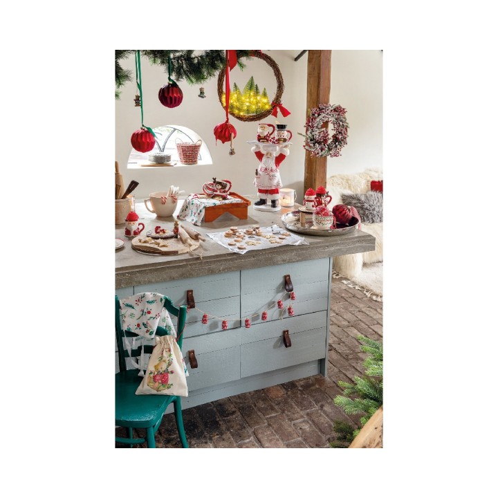 Gezellige keuken met kerstdecoraties, houten elementen en een festive sfeer.