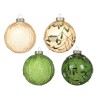Vijf kerstballen in verschillende tinten groen en goud, met delicate patronen en glanzende afwerk...