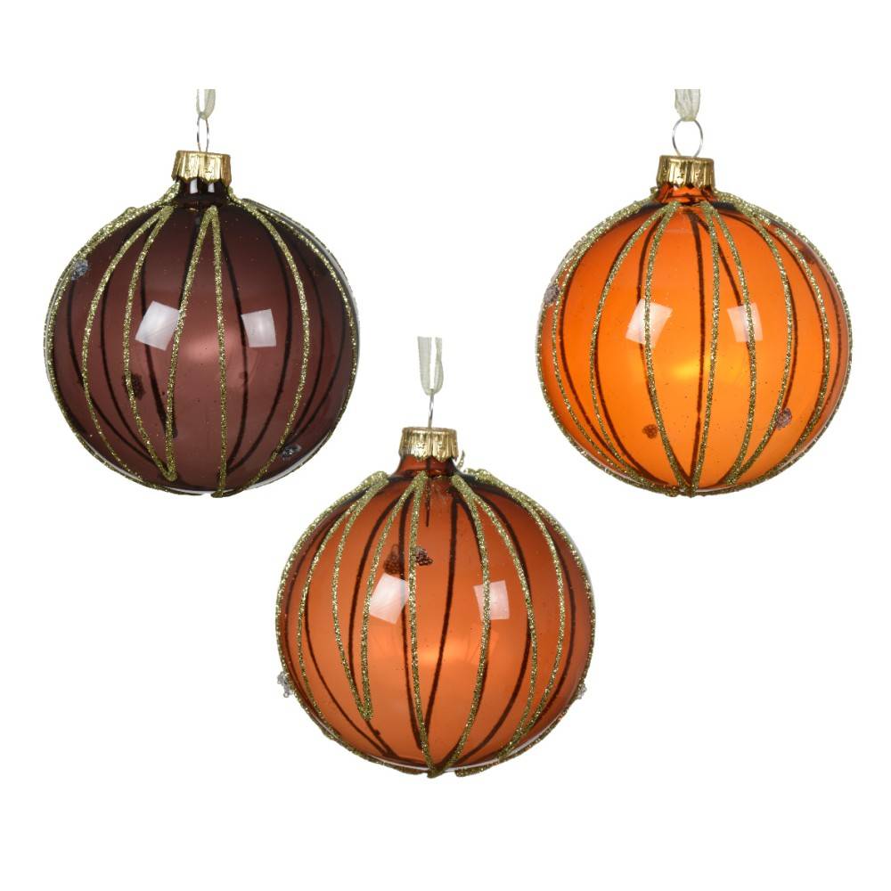 Drie kerstballen in warme tinten: paars, oranje en goud, met glinsterende details.