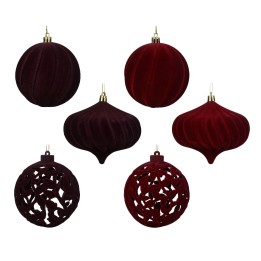 Dieprode kerstballen van fluweel in verschillende vormen, met gouden ophanghaakjes.