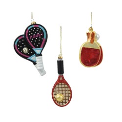 Drie kleurrijke kerstversieringen in de vorm van tennisrackets en een sporttas.