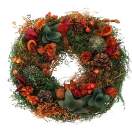 Een weelderige krans met groen, bessen, dennenappels en herfstkleuren.