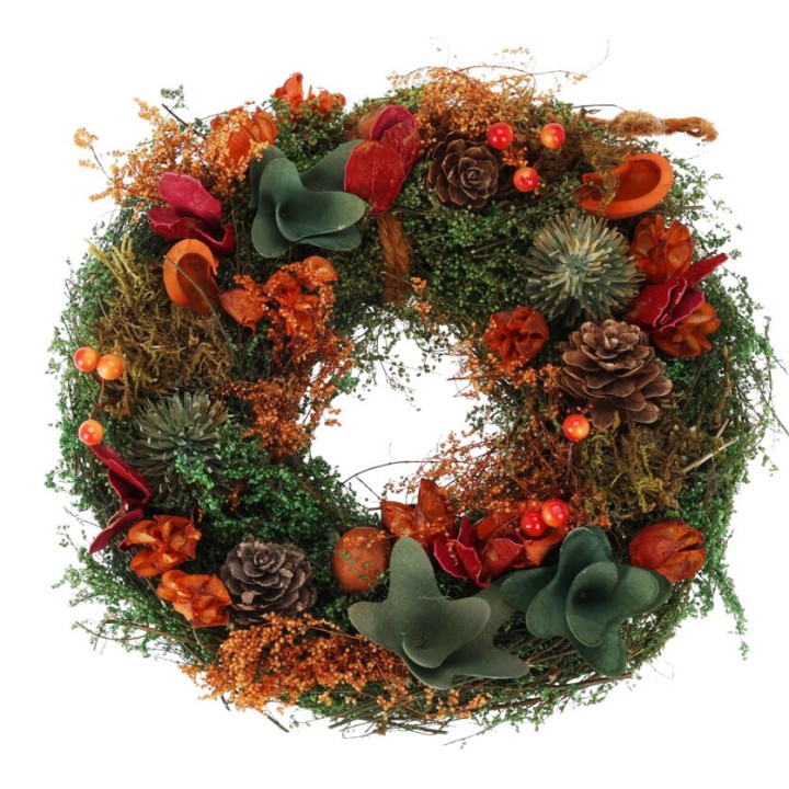 Een weelderige krans met groen, bessen, dennenappels en herfstkleuren.